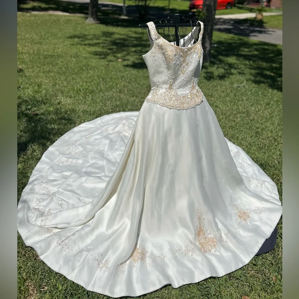 Wedding gown, preloved - Picture 1 of 15